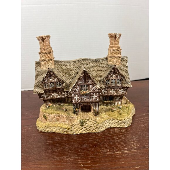David Winter Other - David Winter Cottages "Queen Elizabeth Slept Here" Handcrafted 1987 Collectible